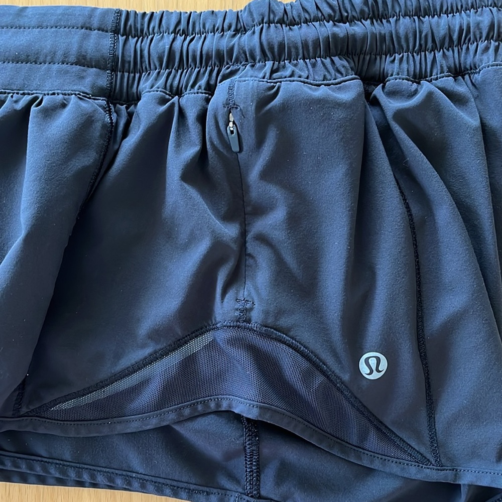 Lululemon Hotty Hot Low Rise Lined Short 2.5”. Size 4 Reg, black - Picture 7 of 8